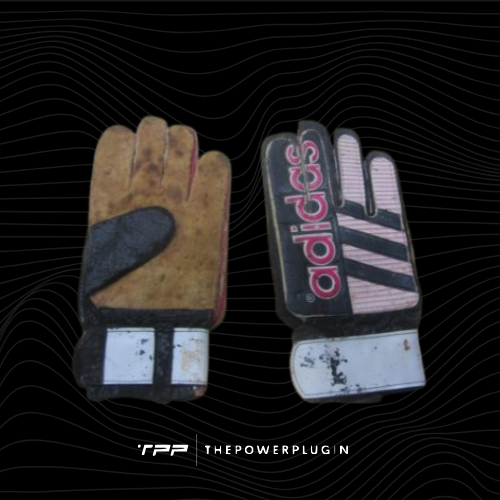 Iker Casillas (Real Madrid)  – Goalkeeper Gloves